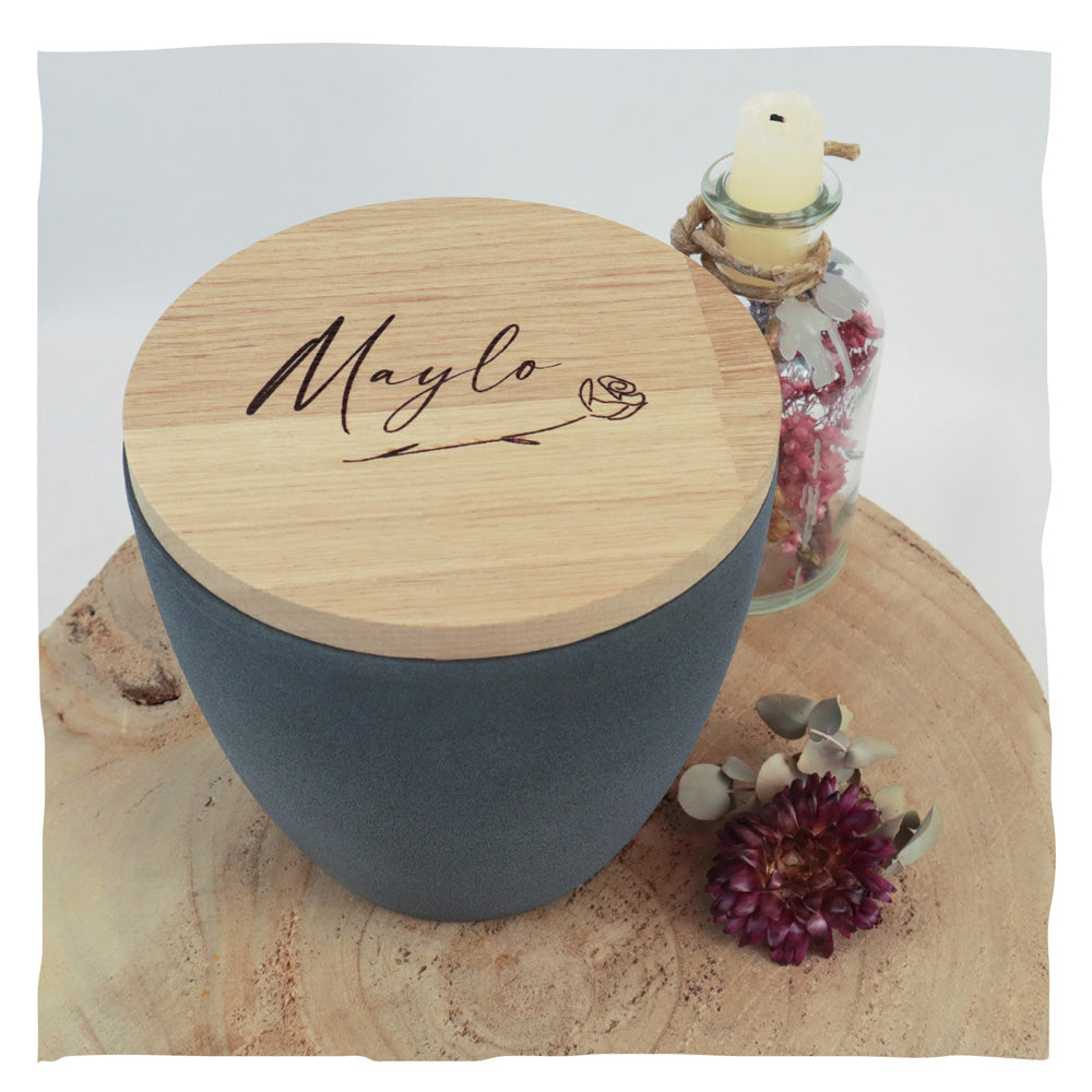 Individuele inscriptie in handschrift met roos