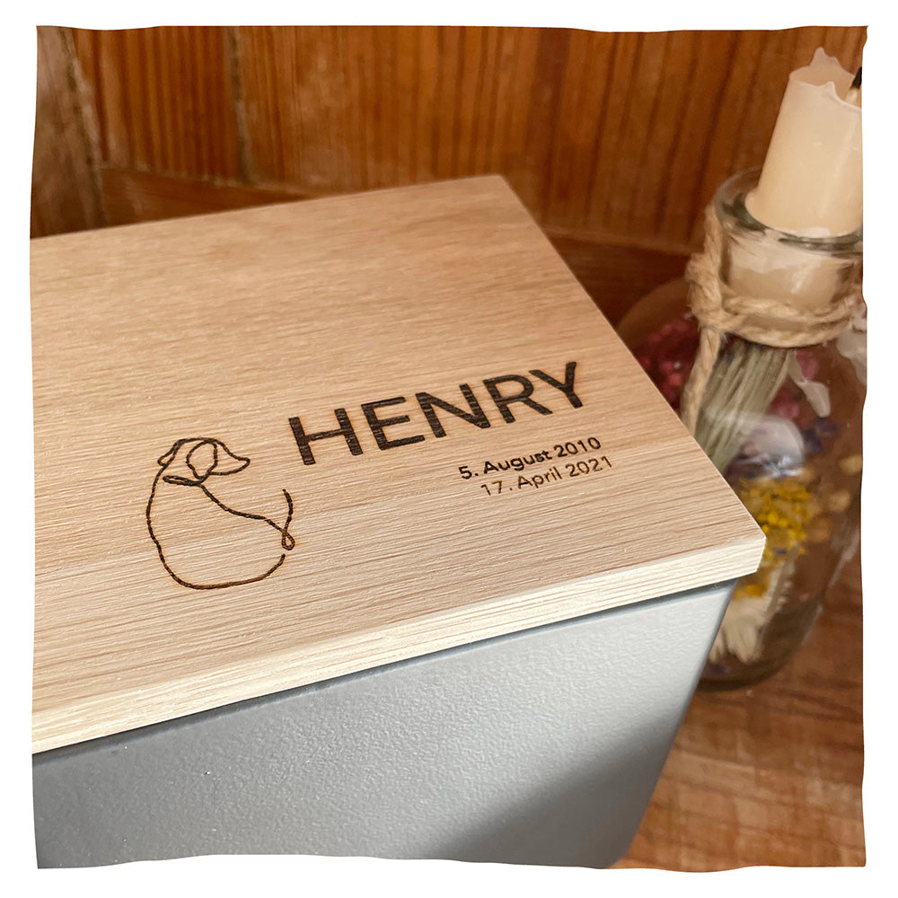 Individuele inscriptie in blokletters - met hondensilhouet en datum