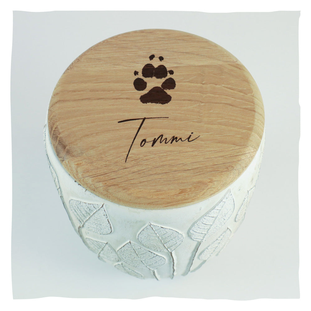 Individuele handgeschreven inscriptie met de pootafdruk van uw huisdier