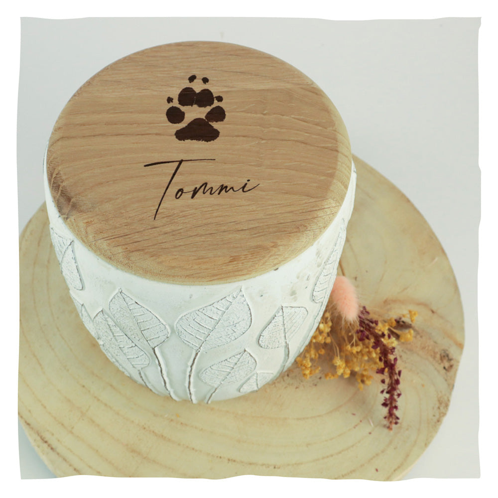 Individuele handgeschreven inscriptie met de pootafdruk van uw huisdier