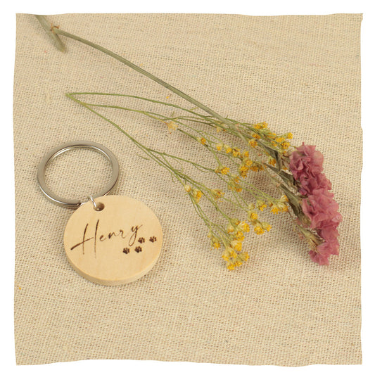 Sleutelhanger met de naam van uw huisdier - in handschrift met pootjes